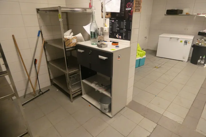 Schrank mit Inhalt